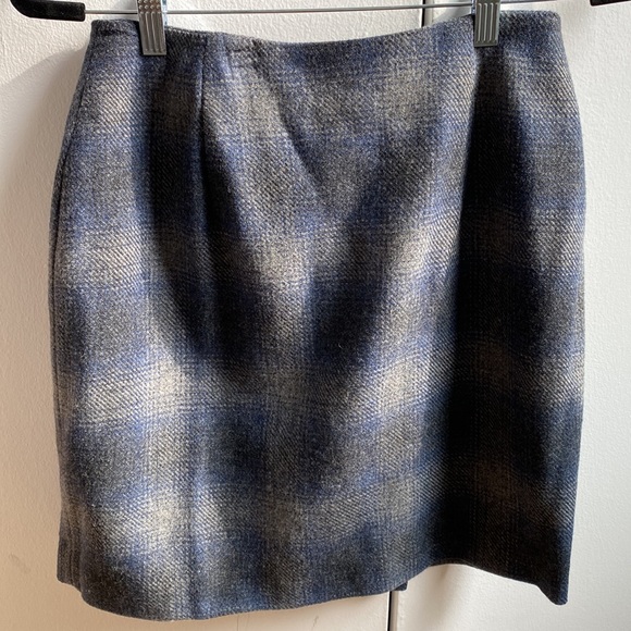 Lauren by Ralph Lauren wool gray  and navy plaid skirt with buttons - Picture 2 of 3